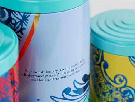 Las coloridas latas de galletas de Fortnum and Mason diseñadas para la hora del té