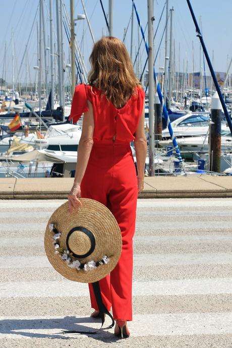 mono rojo , look de fiesta