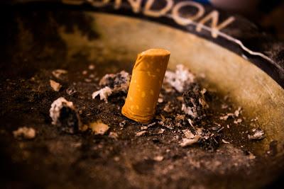 imagen de un cigarrillo apagado y aplastado en un cenicero