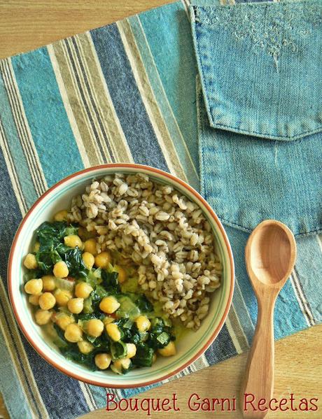 Curry de espinacas y garbanzos con cebada