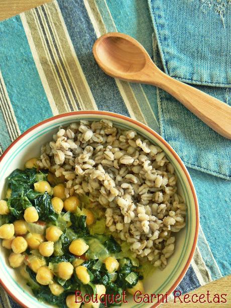 Curry de espinacas y garbanzos con cebada