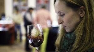 mujer en una cata de vinos D.O Utiel-Requena