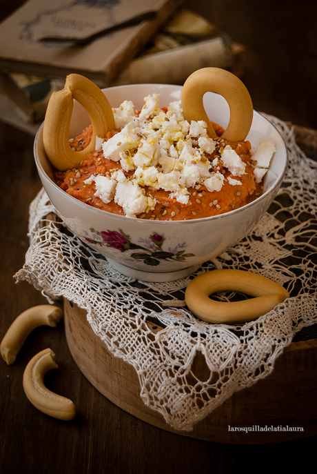 HUMMUS DE PIMIENTOS DEL PIQUILLO CON QUESO DE CABRA