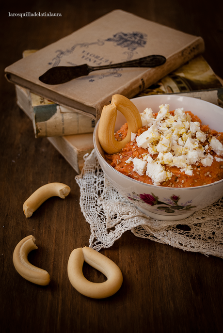 HUMMUS DE PIMIENTOS DEL PIQUILLO CON QUESO DE CABRA