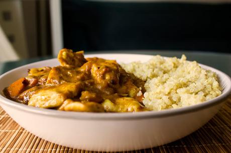 Pollo al curry con quinoa y leche de coco