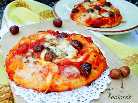 Pizza de sofrito de tomate  con  aceitunas arbequinas