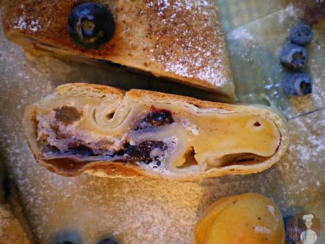 Topfenstrudel con albaricoques y arándanos