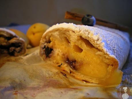 Topfenstrudel con albaricoques y arándanos