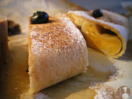 Topfenstrudel con albaricoques y arándanos