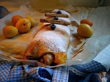 Topfenstrudel con albaricoques y arándanos