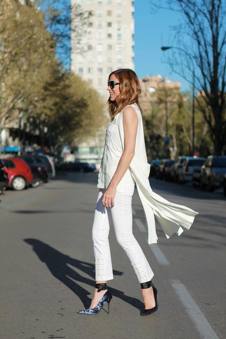 pantalon y chaleco total look blanco