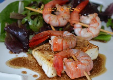 Gambas en brocheta con ensalada de queso fresco.