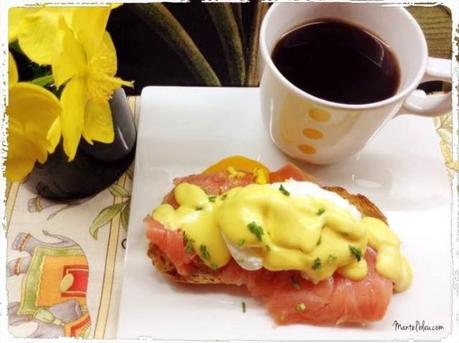 Tosta con huevo benedictine y salmón