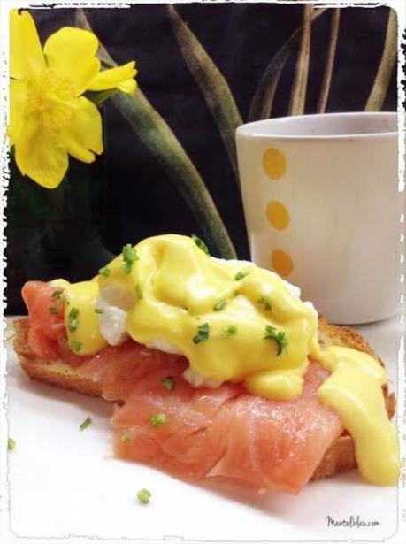 Tosta con huevo benedictine y salmón