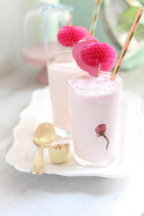Smoothie aromatizado de té sakura y helado de fresas