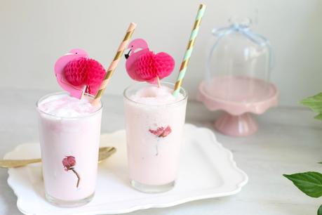 Smoothie aromatizado de té sakura y helado de fresas