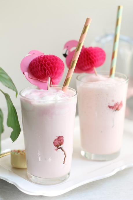 Smoothie aromatizado de té sakura y helado de fresas