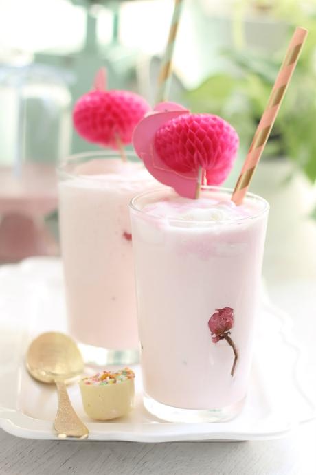 Smoothie aromatizado de té sakura y helado de fresas