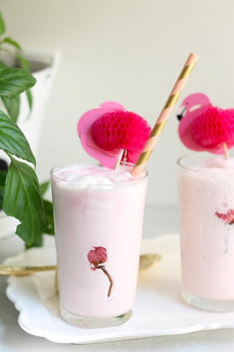 Smoothie aromatizado de té sakura y helado de fresas