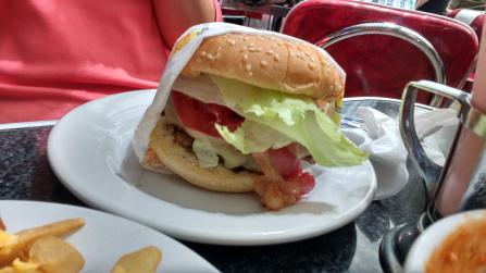 JOHNNY ROCKETS Y LOS “BENEFICIOS” DE LA MARCA