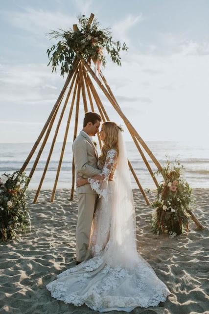 Wedding Mistakes: vestidos de novia con cola larga para ceremonias en la playa