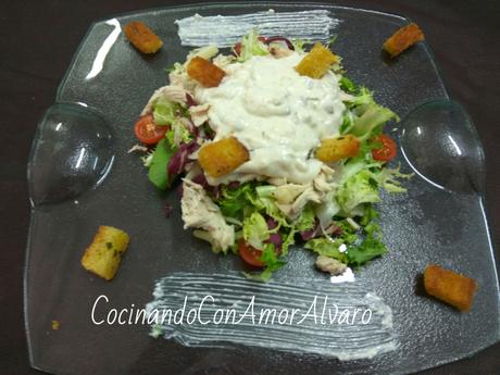 Ensalada César de Pollo con Queso y Anchoas