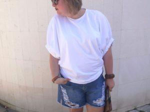 look talla grande con camiseta de zara blanca con shorts de rotos de asos con zuecos marrones y cluth primark