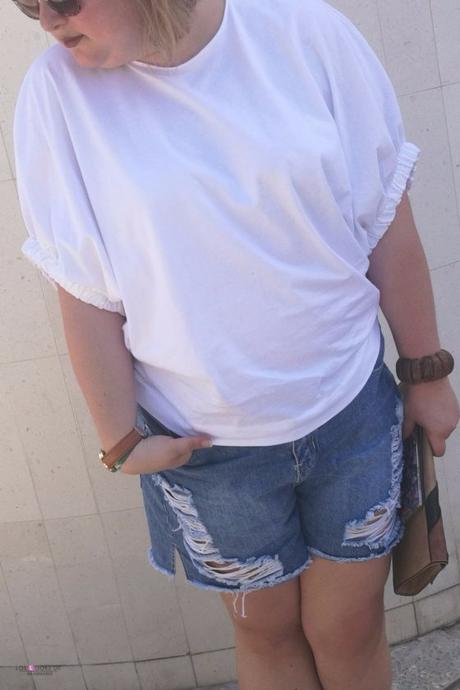 look talla grande con camiseta de zara blanca con shorts de rotos de asos con zuecos marrones y cluth primark
