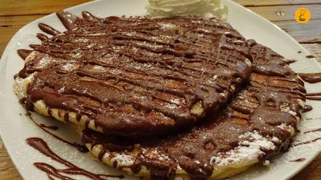 Tortitas con nata y chocolate en Roll Madrid