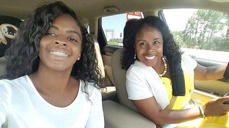Se toma una selfie con su “mamá”. Pero no tiene idea que ella la secuestró del hospital hace 18 años