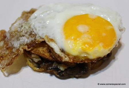 Huevos fritos con patatas y champiñones