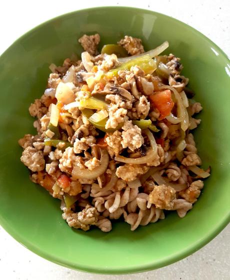 ESPIRALES DE ESPELTA CON POLLO, CEBOLLA, PIMIENTO VERDE Y CHAMPIÑONES (EXPRESS) espirales de espelta con ternera cebolla pimiento verde y champiñones 1