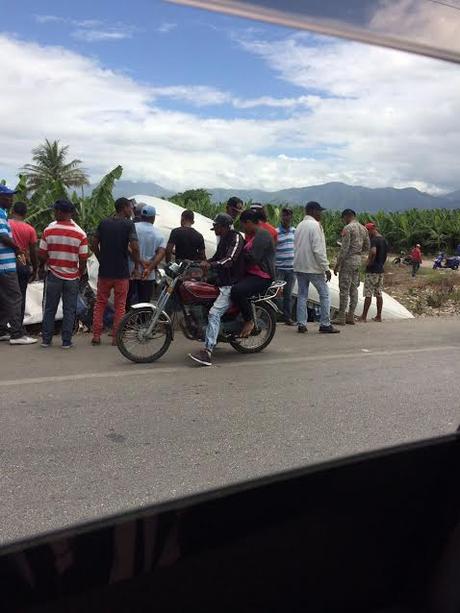 Una persona muerta y 7 heridas en choque autobús y camioneta en Azua. Una persona muerta y 7 heridas en choque autobús y camioneta en Azua.