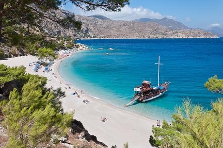 La playa de Apella en la isla de Kárpatos, Grecia playa apella isla karpatos grecia