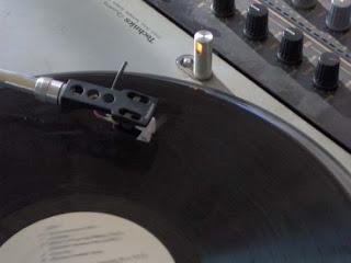 Escuchando VINILOS... Escuchando VINILOS...