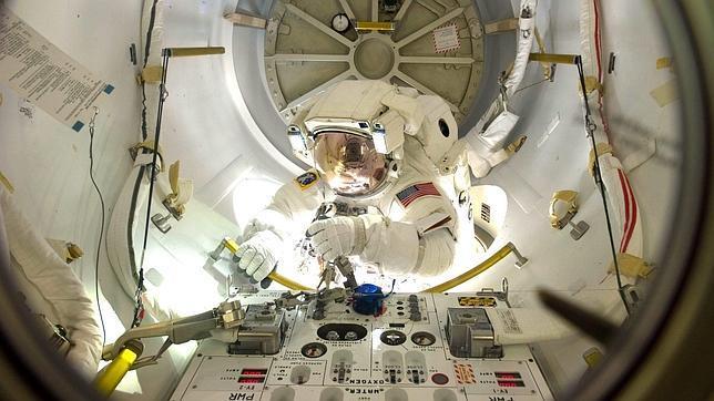 Astronautas embotellan el espacio para traerlo a la Tierra