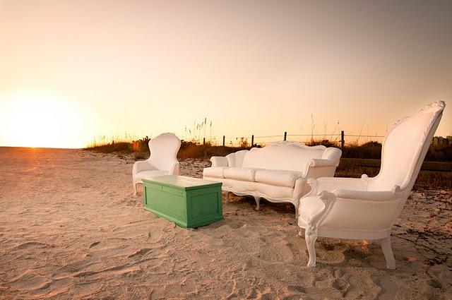 Sofás vintage blancos en la playa Sofás vintage blancos en la playa
