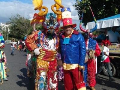 Ministro de Cultura prohìbe a Luis El Gallo desfilar disfrazado de Califé en Carnaval Nacional