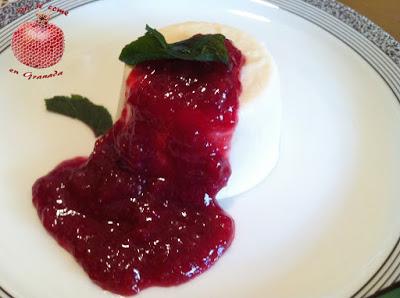 Panna cotta con mermelada de cerezas