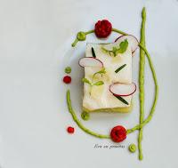 Sunday's Time #RecetasconSésamo Filete de bacalao al vapor, sobre lamina cuadrada de patata al micro, decorado con un circulo de crema de aguacate y gotas de salsa de piemiento.