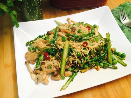 salteado de guisantes fideos de arroz y verduras