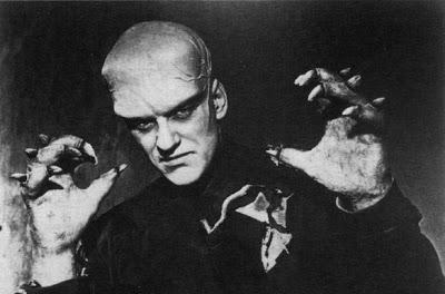 James Arness en una imagen icónica imprescindible en la historia del género fantástico