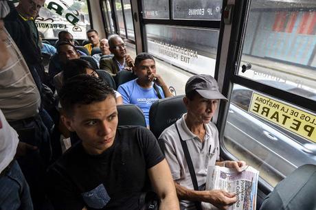 A bordo del autobús, un telenoticiero rompe con el cerco comunicacional (fotos)