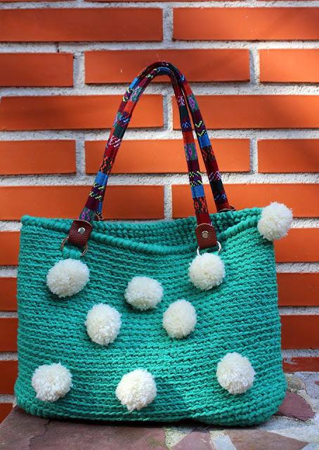 BOLSO DE GANCHILLO CON POMPONES