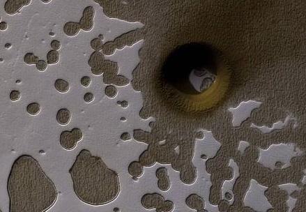 Extraño agujero en Marte.