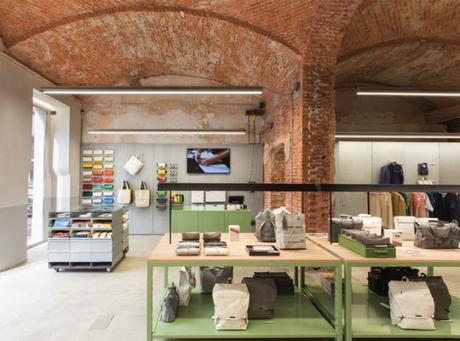 La nueva tienda de Freitag en Milán, un espacio que se basa en su idea de sostenibilidad del medio ambiente La nueva tienda de Freitag en Milán, un espacio que se basa en su idea de sostenibilidad del medio ambiente