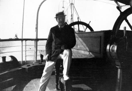 La curiosa faceta fotográfica de Arthur Conan Doyle, creador de Sherlock Holmes Doyle en un barco por el Mediterráneo