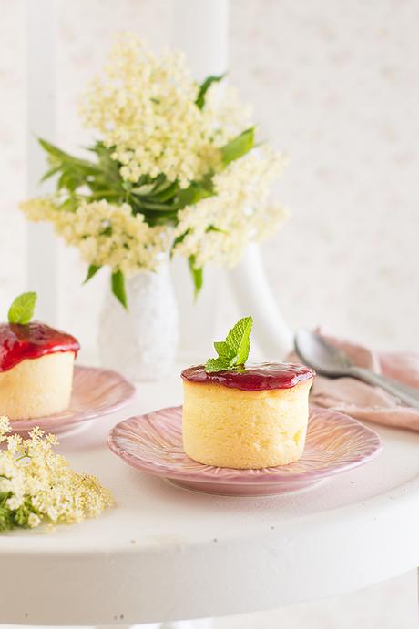 Pastelitos de queso y mermelada de frambuesa