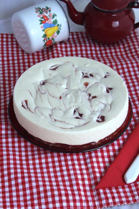 Tarta mousse de chocolate blanco y frutos rojos.