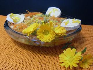 Ensalada de pasta con caléndula